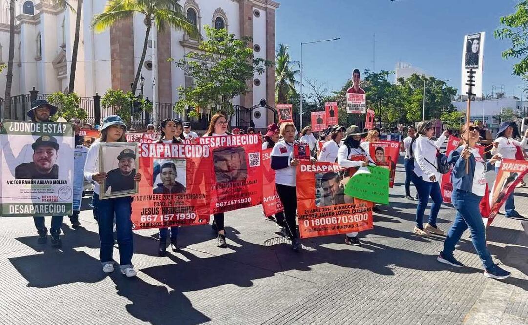 Los colectivos partieron de la Catedral de Culiacán hasta la Fiscalía General del Estado (FGE) portando cartulinas, mantas y lanzando consignas a través de las cuales hicieron visible su lucha. Foto: JAVIER CABRERA/EL UNIVERSAL