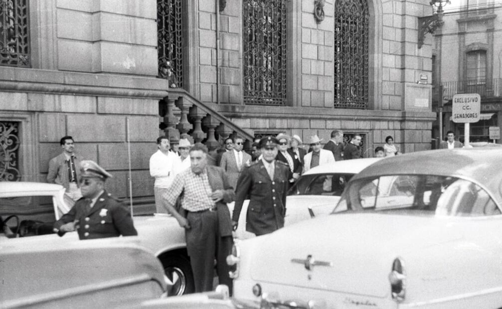El acceso a la Antigua Casona de Xicoténcatl, entonces Cámara de Senadores, se restringió mientras se hacían las diligencias correspondientes al crimen en contra del legislador Altamirano Herrera. Foto: Manuel Montes de Oca/Archivo EL UNIVERSAL.