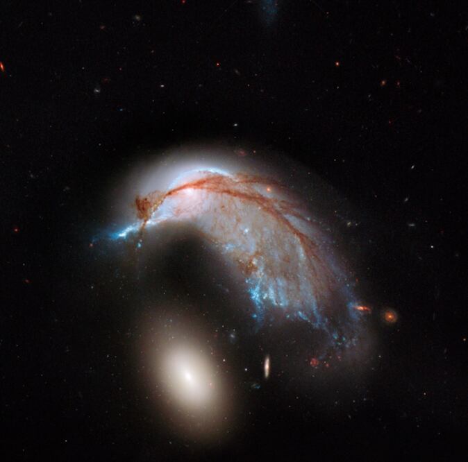 Galaxia espiral NGC 2936 y galaxia elíptica NGC 2937. Foto: Hubble/NASA