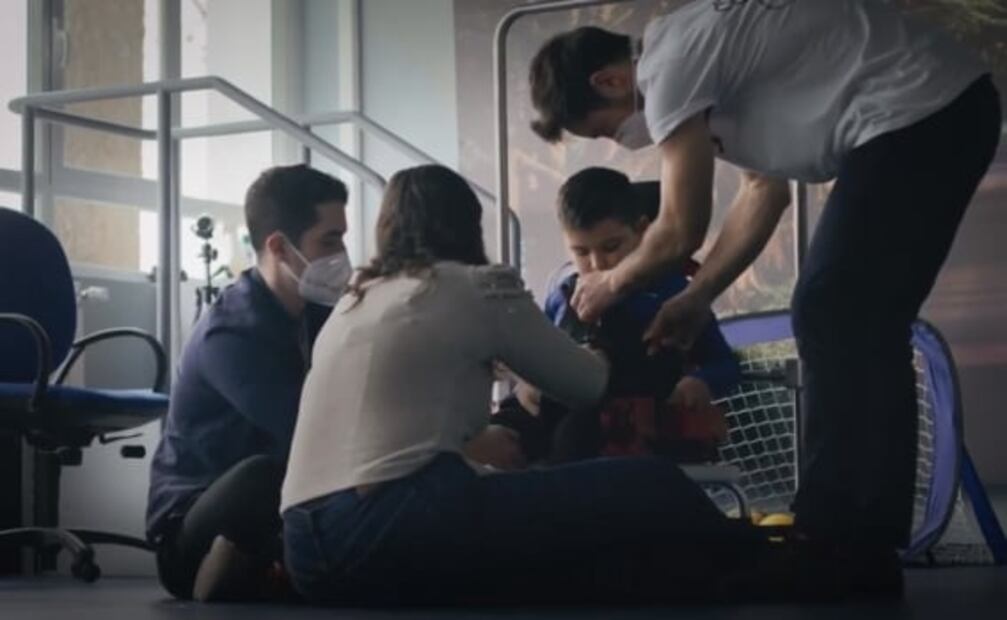 Crean el primer exoesqueleto pediátrico del mundo para niños con parálisis