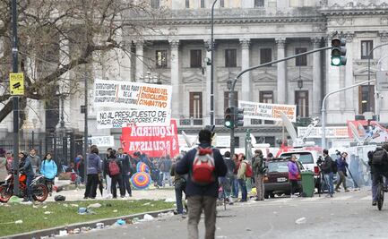 Protestan cientos en Argentina por "ajuste" económico de Mauricio Macri 