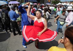 ¡A sacar los prohibidos! Decenas de personas participan en Baile de Sonideros en el Zócalo; "Me encanta ser un pachuco"