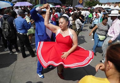 ¡A sacar los prohibidos! Decenas de personas participan en Baile de Sonideros en el Zócalo; "Me encanta ser un pachuco"