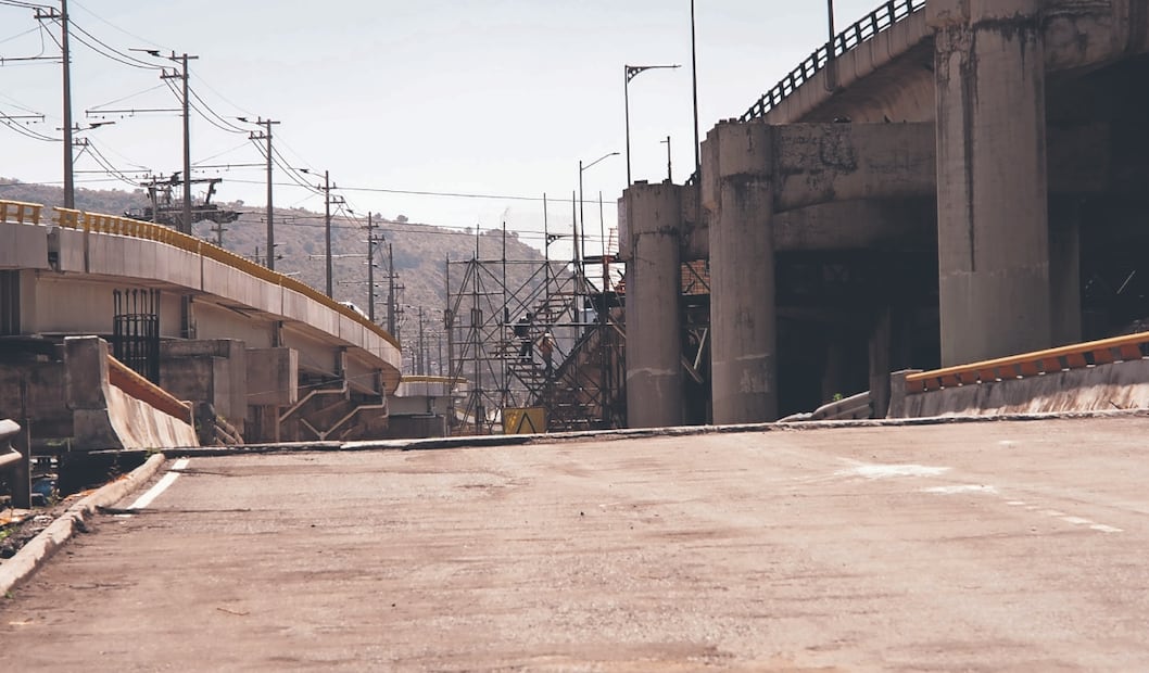 En la zona de La Concordia se pudieron observar dos grietas más: a unos metros hacia el Estado de México, una en el suelo y otra en la intersección superior de un puente. Fotos: de Osmar Alvarado
