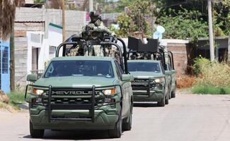 Fuerzas federales aseguran residencia en fraccionamiento Carlos V de Culiacán; hallan precursores químicos y drogas
