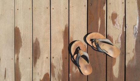 Cómo quitarle las huellas marcadas a tus chanclas