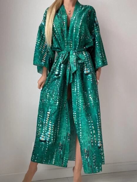 Anahí luce maxi kimono con mini falda roja