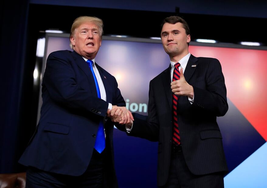 Donald Trump saluda al influencer Charlie Kirk, durante un evento  en la Casa Blanca, en 2018. FOTO: AP