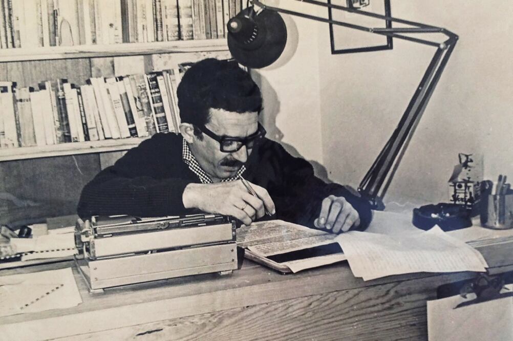 Gabriel García Márquez revisando 'Cien años de soledad'. Fotografía de Guillermo Angulo (FOTOS CORTESÍA HARRY RANSOM CENTER)