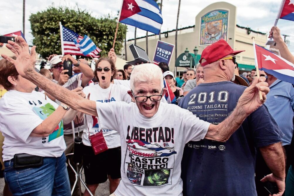 En la Pequeña Habana, en Miami, el exilio cubano salió a festejar lo que llamaron el “fin de la dictadura cubana”. (FOTO: JAVIER GALEANO. REUTERS)