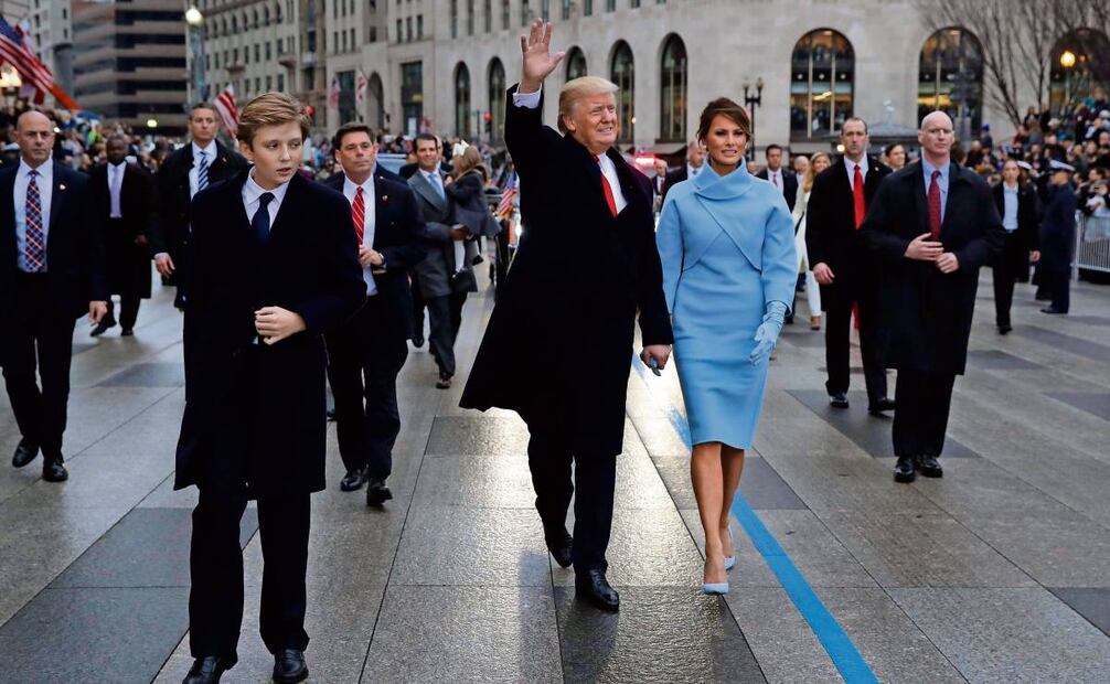 Donald Trump, su esposa Melania y el hijo de ambos, Barron, durante la primera investidura del magnate como presidente de EU, en 2017. Foto: EFE 