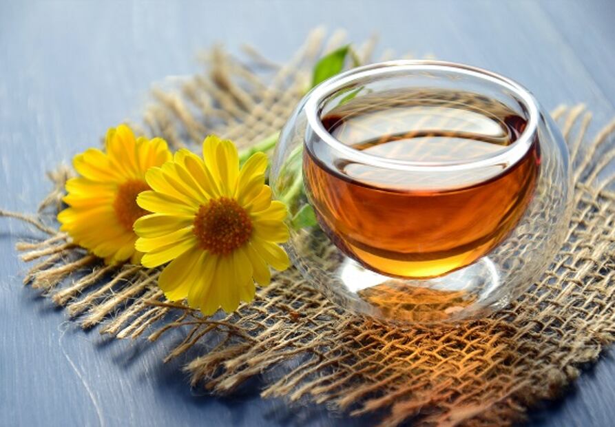Agua con miel. Foto: Pexels