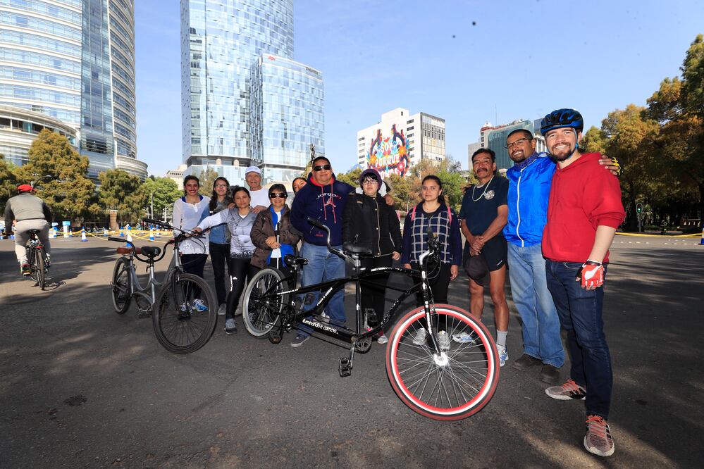 Ayudan a ciegos a pasear en bici por la ciudad