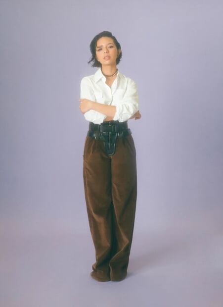 Ángela Aguilar irradia belleza en la portada de la revista Elle 