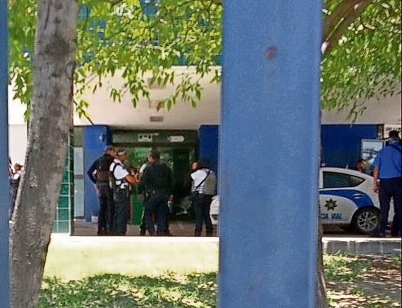 El periodista fue asesinado cuando viajaba en el asiento trasero de la patrulla que fue asignada para su seguridad. Foto: Especial