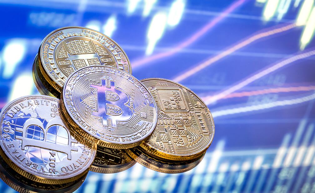 Analistas consideran que Bitcoin podría consolidar su precio en torno a los 113 mil dólares si se mantiene el impulso actual, pero también advierten que una corrección podría presentarse si se combina una toma de ganancias masiva con noticias adversas desde el frente regulatorio o político. Foto: iStock
