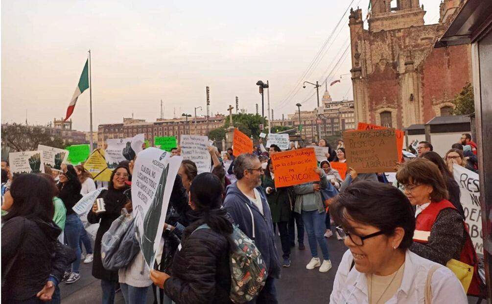 Empleados de la Comisión Nacional para la Mejora Continua de la Educación piden ser escuchados y se respeten sus derechos laborales frente a Palacio Nacional, el 26 de marzo de 2025, tras la extinción del organismo. Foto: especial