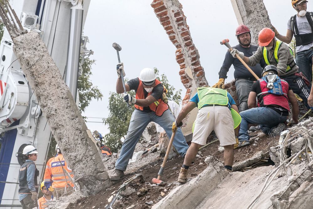 Para que pudieran ser voluntarios en las áreas más afectadas por el sismo, se solicitó a los ciudadanos acudir con equipo de seguridad como cascos, chalecos reflejantes, guantes y cubrebocas (GERMÁN ESPINOSA. EL UNIVERSAL)