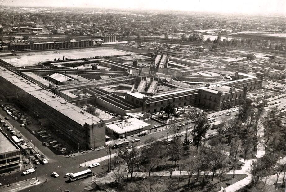 La antigua Penitenciaría de Lecumberri vista desde las alturas en la década de los setenta