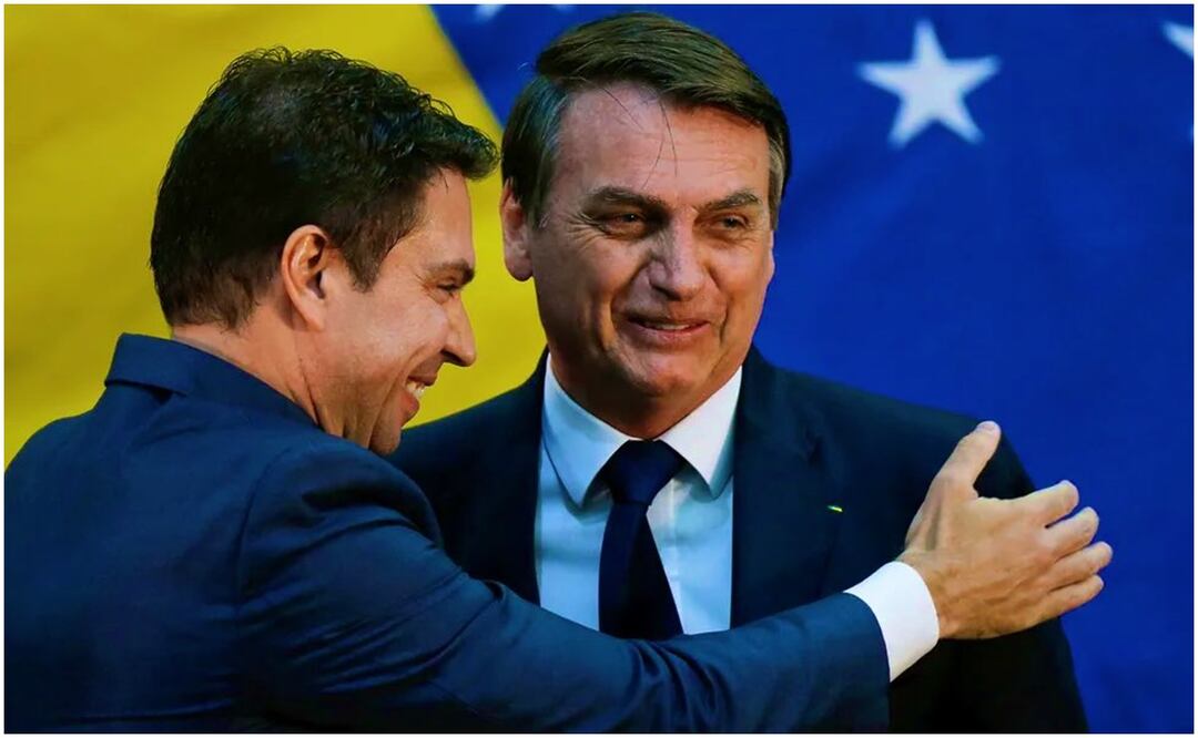 Jair Bolsonaro junto a Ramagem, candidato a la alcaldía de Rio de Janeiro en las elecciones municipales de octubre próximo quien declara por presunto espionaje ilegal en Brasil. Foto: X (@NewsLiberdade)