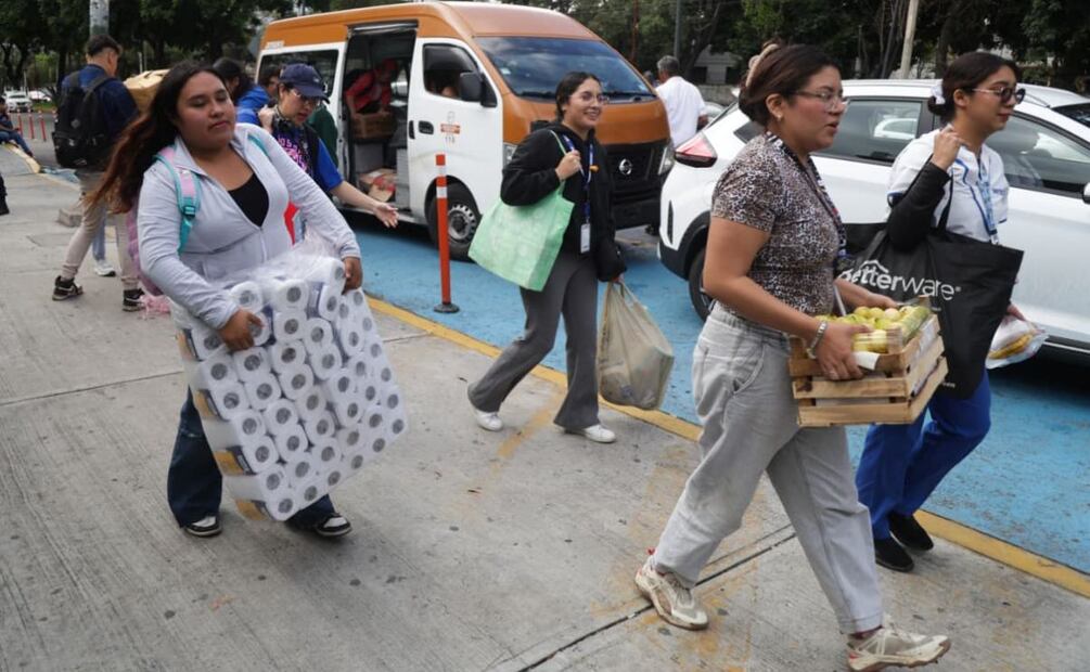 Mexicanos muestran su solidaridad en el Magdalena de las Salinas a afectados por explosión en el puente de la Concordia. Foto: Carlos Mejía/EL UNIVERSAL