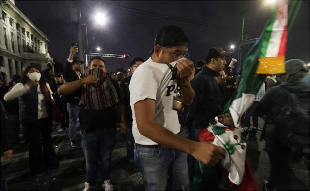 Manifestantes contra la reforma judicial son gaseados por elementos de la SSC de la CDMX luego que intentaron ingresar a la sede alterna del Senado. Foto: Carlos Mejía/EL UNIVERSAL