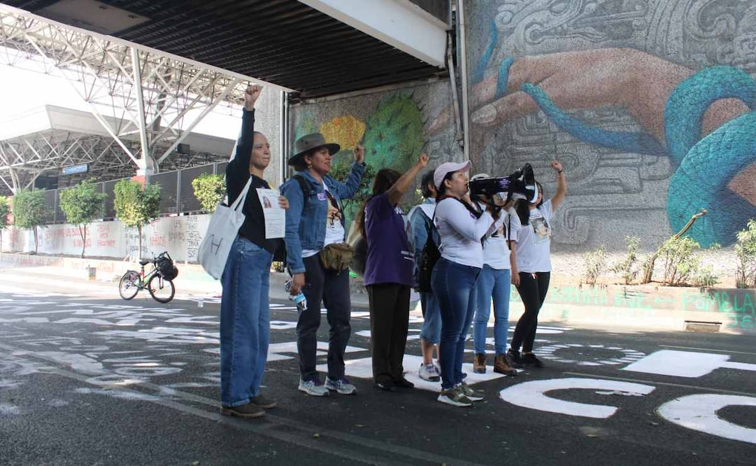 Ciudad de México, 19 de mayo 2025. Colectivo de madres buscadoras cierra Calzada de Tlalpan a la altura de la estación del Metro Chabacano, con dirección a Tasqueña. Foto: Darío Luna /  El Universal
