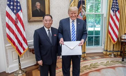 Se mofan del tamaño de la carta que Kim Jong Un le mandó a Trump 