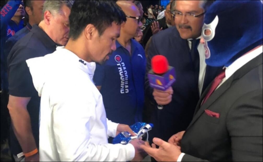 Manny Pacquiao posó con la máscara de Blue Demon y estará en Triplemanía