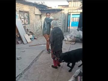 Hombre golpea en la cabeza a abuelita con un tubo en Ecatepec; es detenido tras difundirse video