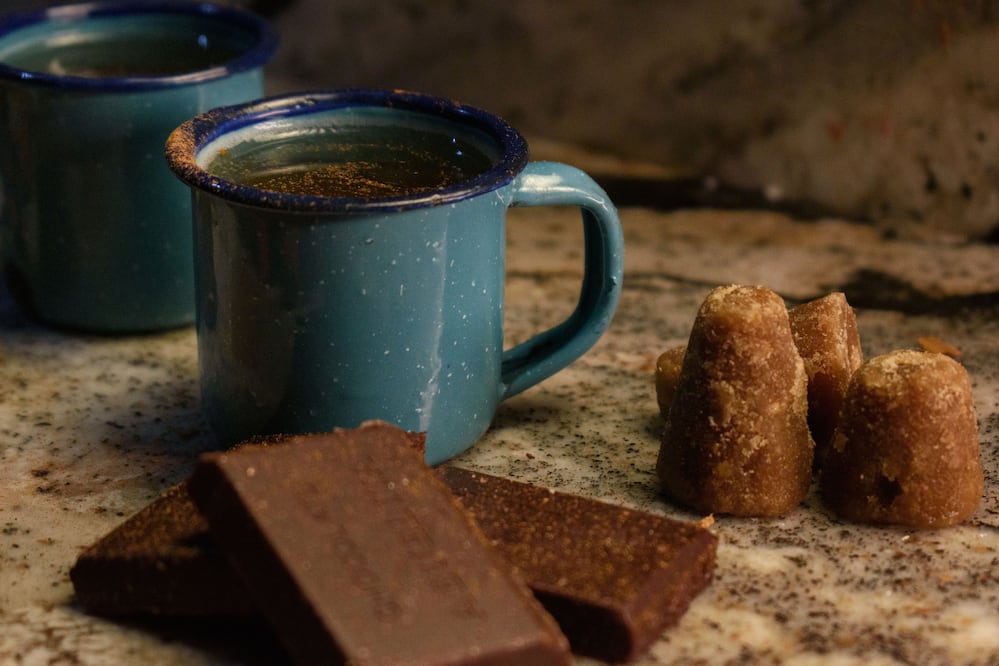 Si quieres que el atole tenga más sabor, le puedes agregar chocolate negro. Foto: Pexels