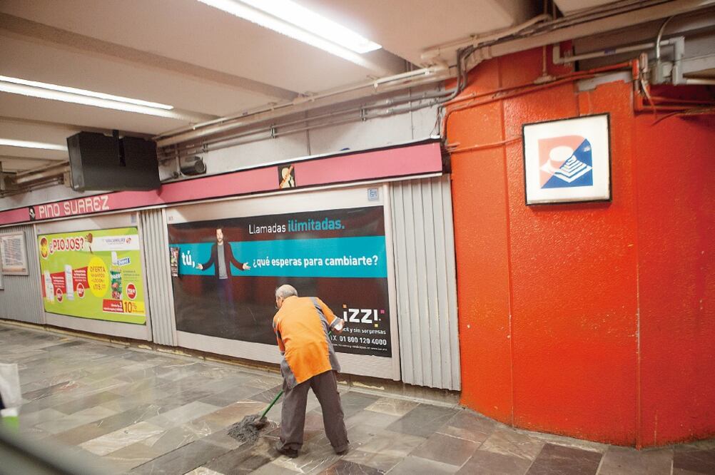 Un trabajador limpia el agua que cae de una gotera en la estación Pino Suárez de la Línea 1 del Metro, una de las más obsoletas del sistema (IVAN STEPHENS. EL UNIVERSAL)