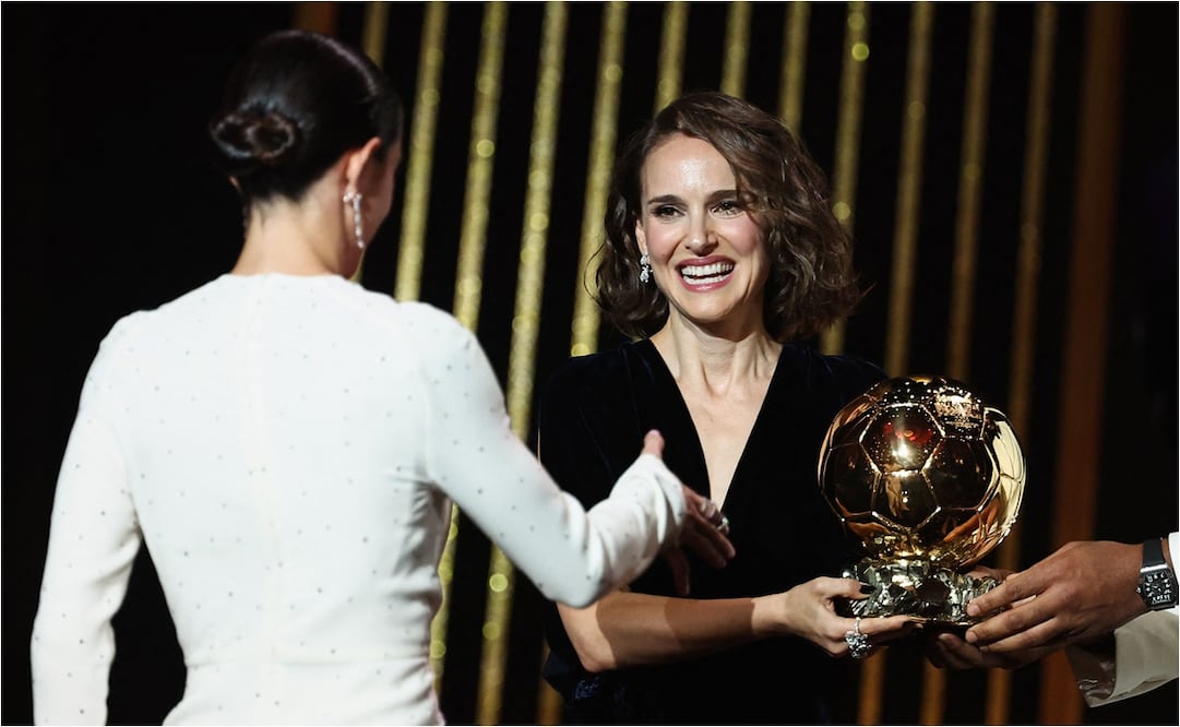 Natalie Portman entregó el Balón de Oro a Aitana Bonmati. FOTO: AFP