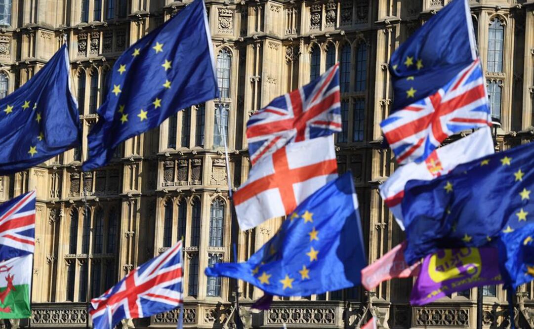 Banderas del Reino Unido, Inglaterra y Europa ondean este martes frente al Parlamento de Londres (Foto: EFE)