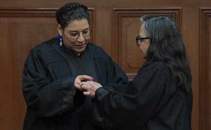 Norma Lucía Piña impone toga y entrega credenciales a Lenia Batres como ministra de la Corte