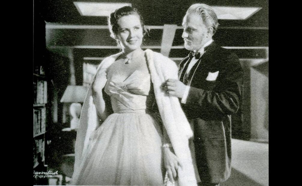 Un elegante vestido strapless que quedó a la medida de la escultural Rosario Granados para su protagónico en “El retorno de la juventud” (1954), de Juan Bustillo Oro. Cultura CDMX/AMAC.
