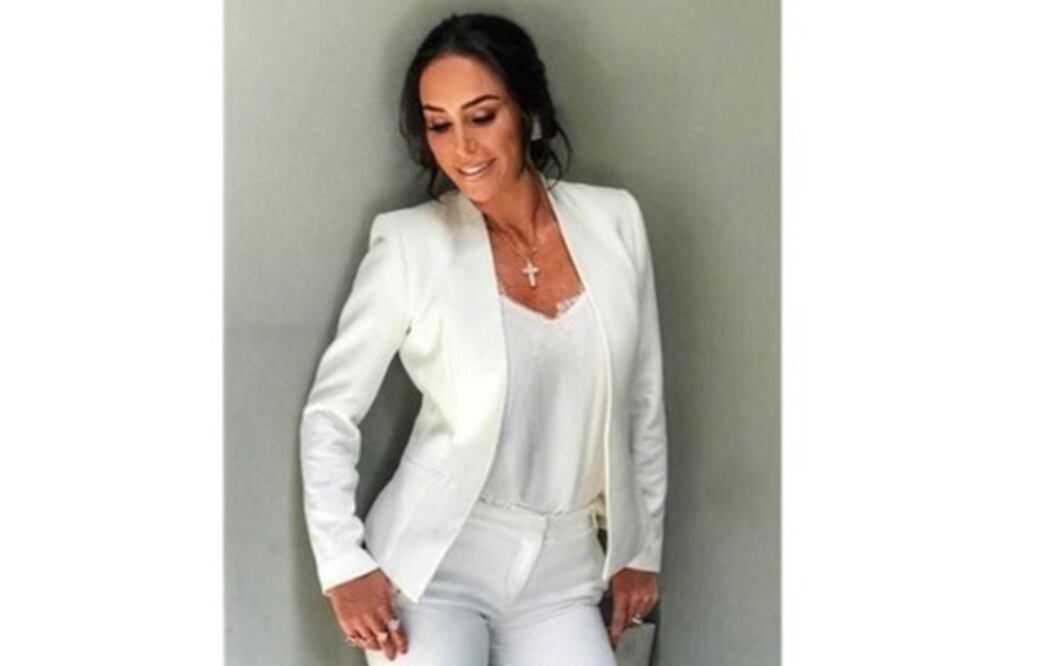 La conductora lució un traje color blanco y demostró que los colores monocromáticos son los ideales para eventos semiformales. Foto: Instagram