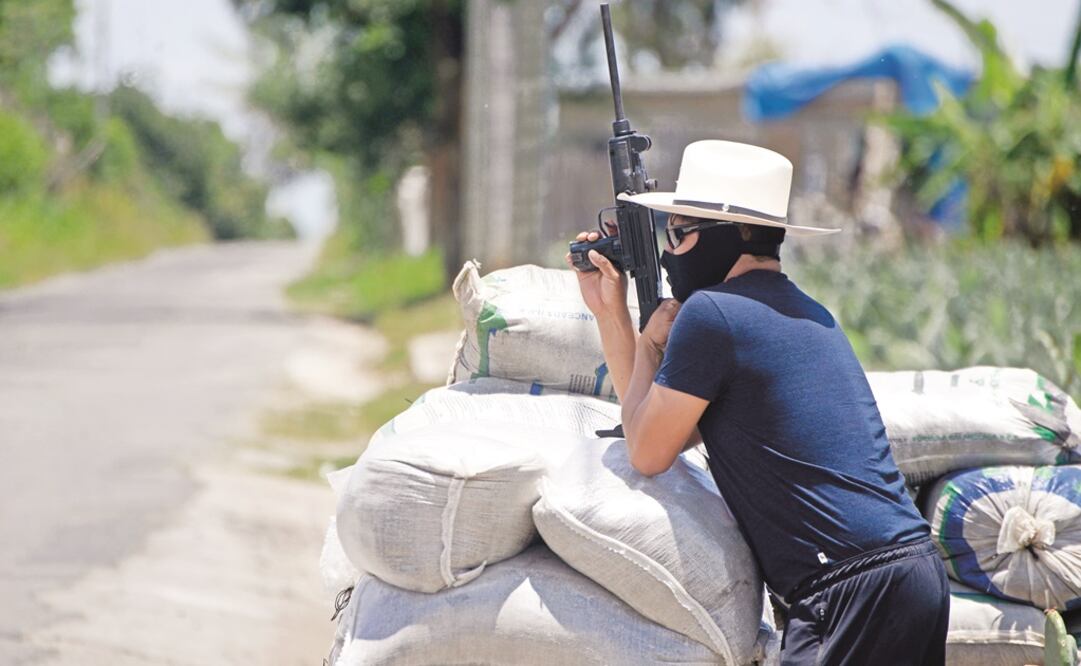 En los accesos principales a Tlayacapan como San José de los Laureles, San Agustín y Tres de Mayo, los autodefensas colocaron barricadas y desde ahí revisan a quienes entran al pueblo. (FOTO: TONY RIVERA. EL UNIVERSAL)