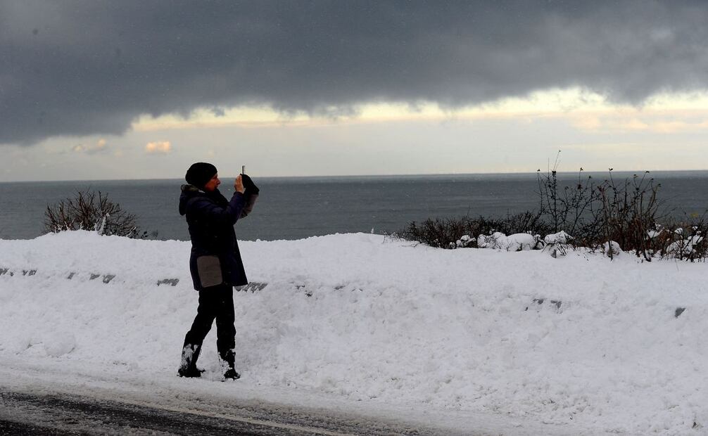 Sally Haynes toma una fotografía de las nubes con efecto de lago en el cielo sobre el lago Erie desde su casa el 1 de diciembre de 2024 en Hamburgo, Nueva York. La tormenta del noreste que cerró un tramo de noventa millas de la autopista del estado de Nueva York y atascó el tráfico festivo en todo el país arrojó más de cuatro pies de nieve alrededor de Buffalo y sus suburbios del sur y se espera que continúe durante todo el fin de semana. Foto: AFP