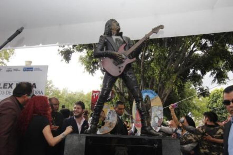 Al grito de “¡Que viva el rock and roll!” develan estatua de Alex Lora en Puebla