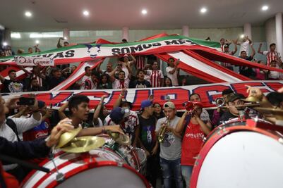 Aficionados reciben a Chivas en el aeropuerto de la CDMX