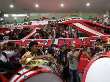 Aficionados reciben a Chivas en el aeropuerto de la CDMX