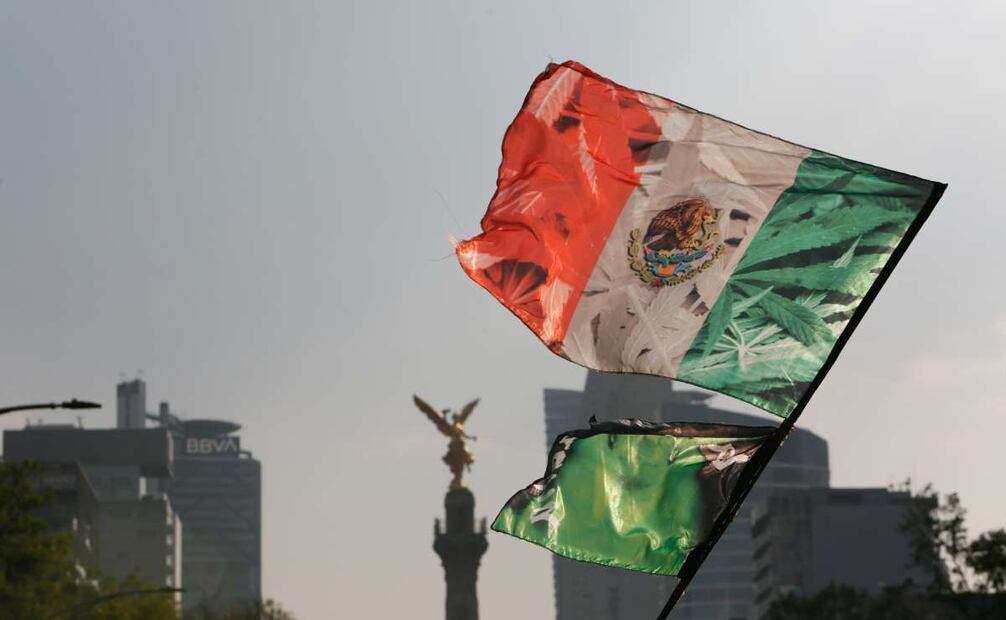 Decenas de jóvenes se concentran en el Ángel de la Independencia por el Día Mundial de la Marihuana. Foto: Darío Luna/EL UNIVERSAL