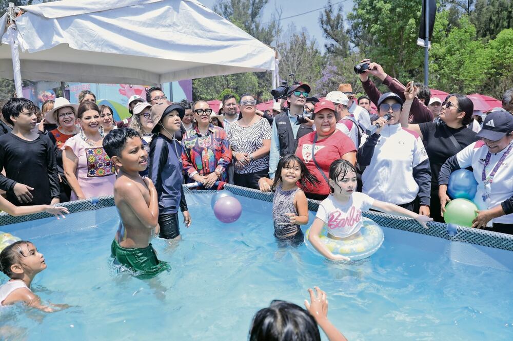 La jefa de Gobierno, Clara Brugada, encabezó el evento Santo Chapuzón Vacacional; dio a conocer que se espera la llegada de 3 mil personas cada día a este espacio. Foto: Fernanda Rojas / EL UNIVERSAL