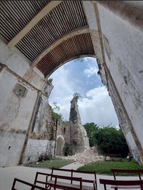 Lluvias derrumban parte de la fachada del Templo de Tihosuco, en Quintana Roo