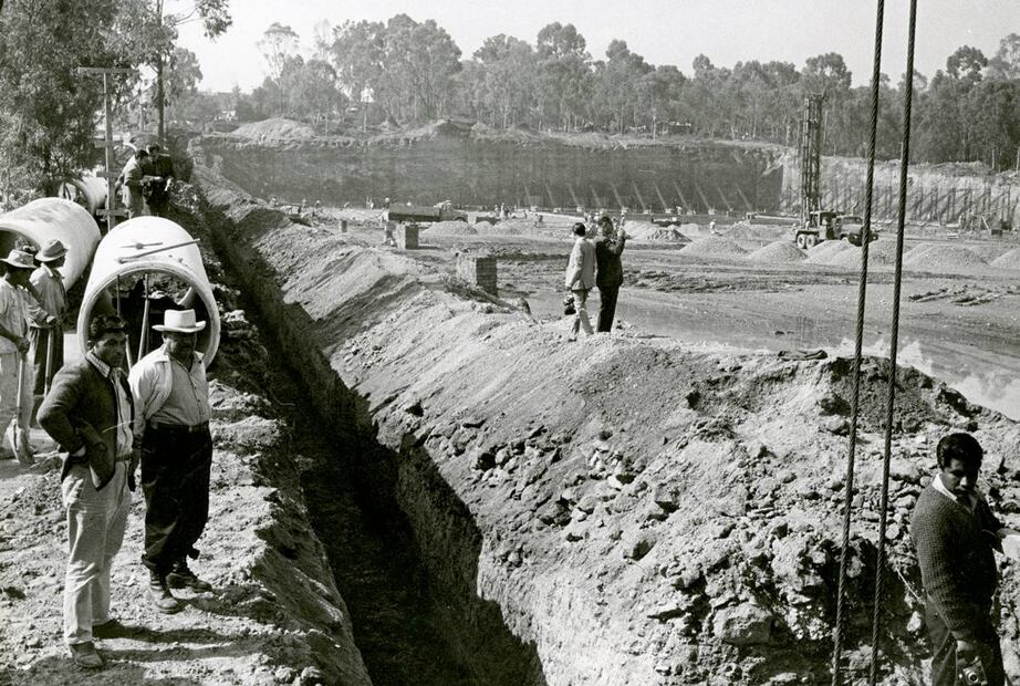 La tarea de traer agua desde Almoloya del Río al DF implicaba más que sólo un acueducto. Esta imagen muestra la construcción del depósito de agua en el extremo poniente de la ciudad. Archivo EL UNIVERSAL.