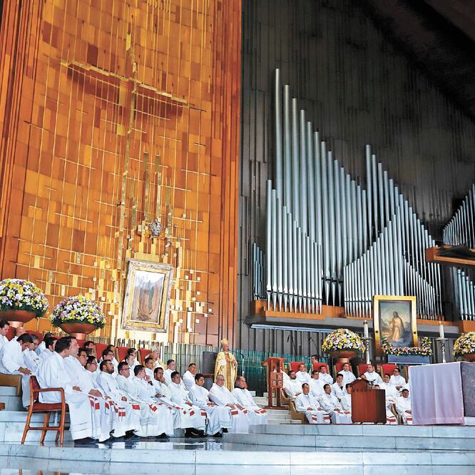 En la Basílica de Guadalupe se ofició una misa por los 56 ministros de culto que se trasladarán al Colegio Mexicano de Roma para continuar sus estudios eclesiásticos. BERENICE FREGOSO. EL UNIVERSAL