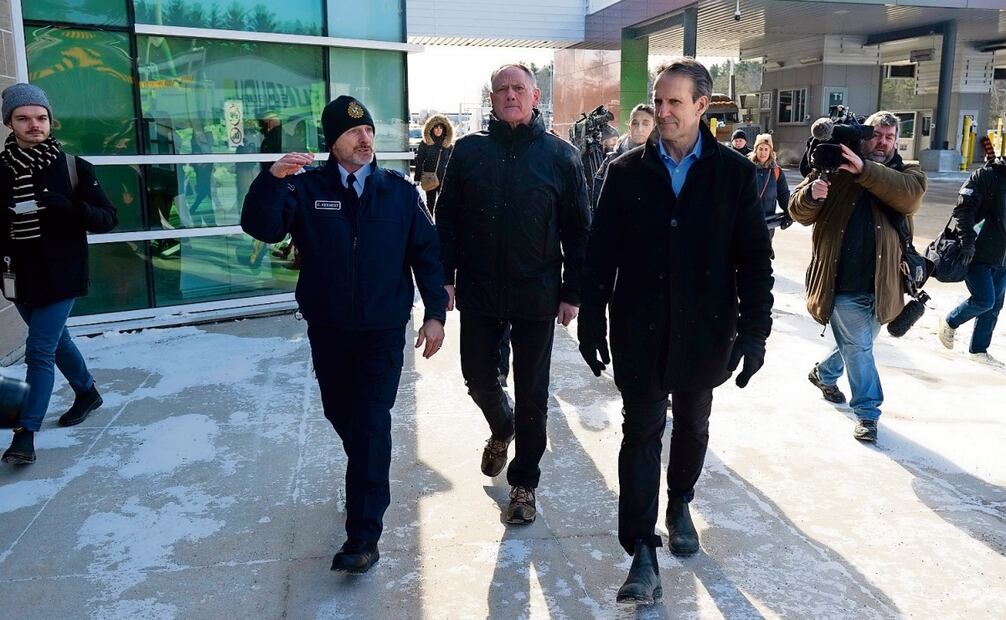 El ministro de Seguridad Pública, David McGuinty, en el centro, y el zar del fentanilo Kevin Brosseau, a la derecha, en el puerto de entrada de Lansdowne de la Agencia de Servicios Fronterizos de Canadá en Ontario. Foto: Spencer Colby / AP