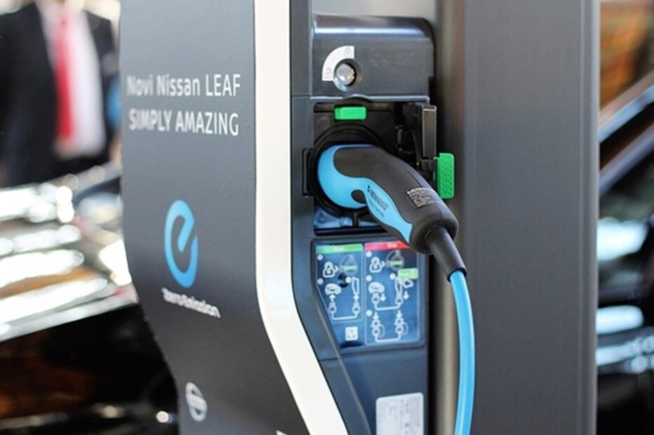 Cuál es la diferencia entre los autos eléctricos y los híbridos