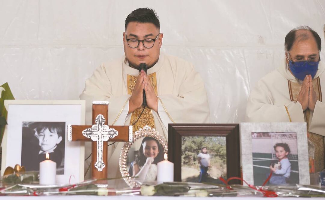 El sacerdote que oficiaba la misa suspendió el servicio y trató de calmar a los deudos. Foto: Valente Rosas/EL UNIVERSAL